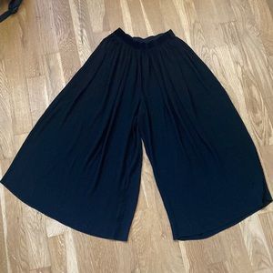 Zara - Pleated Flowy Black Pants - Size L